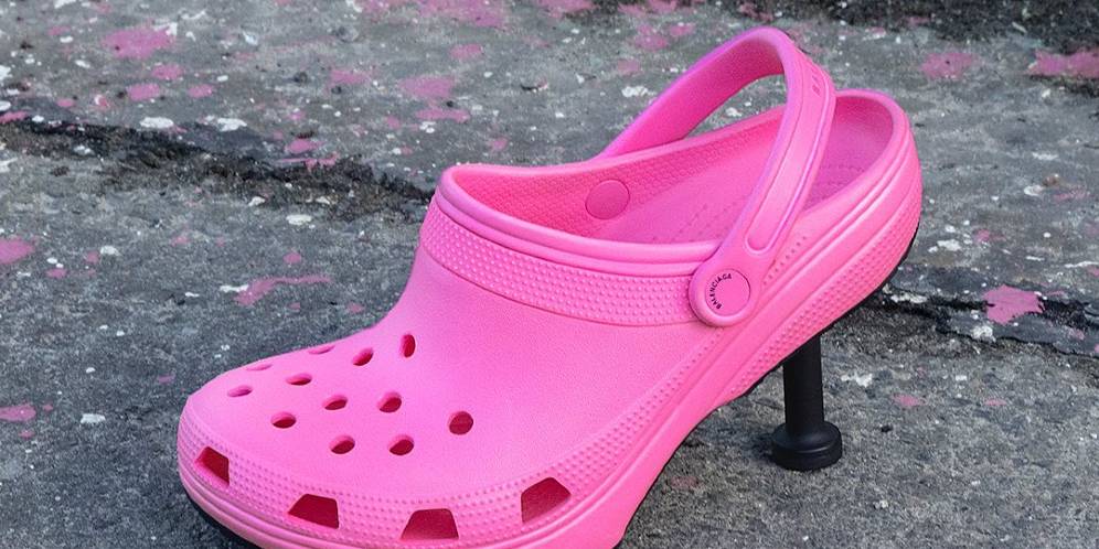 Dipromosikan Lagi, Balenciaga X Crocs Penuh Komentar Miring