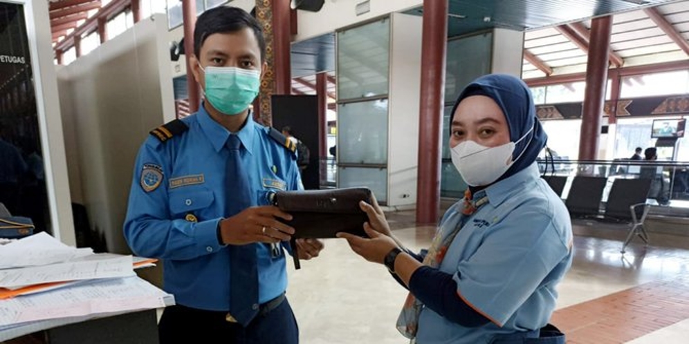 Kejujuran Ibu Cleaning Service Bandara Soetta Kembalikan Temuan Dompet, Pas Dibuka Isinya Cek Rp3,9 M