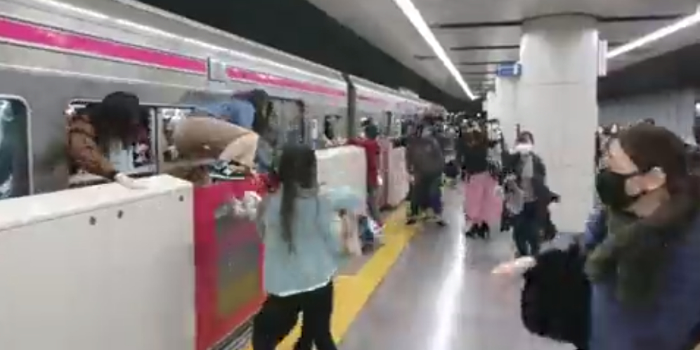 Malam Halloween, Pria Berkostum Joker Tusuk 17 Orang di Kereta Bawah Tanah Tokyo