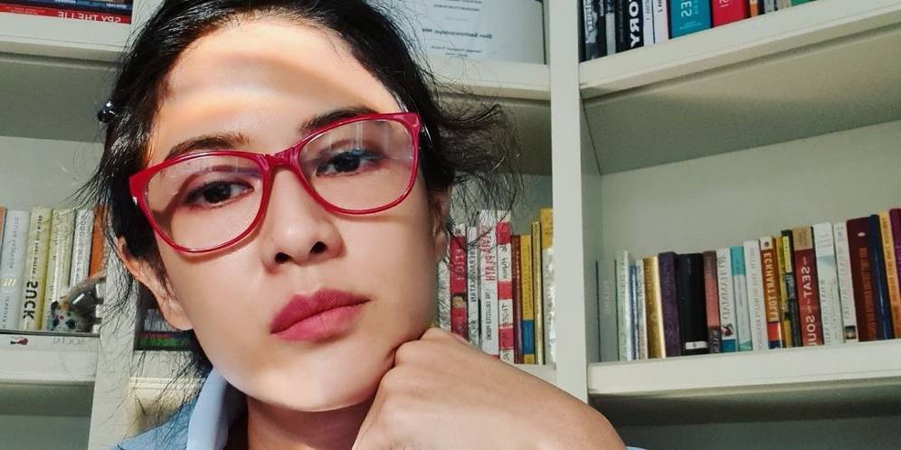 Cara Unik Dian Sastro Bikin Wajah Glowing Saat Meeting Online