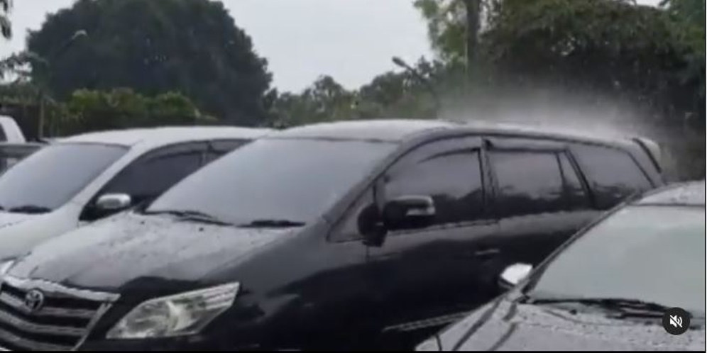 Viral Hujan Lokal Unik, Cuma Guyur Satu Mobil di Parkiran