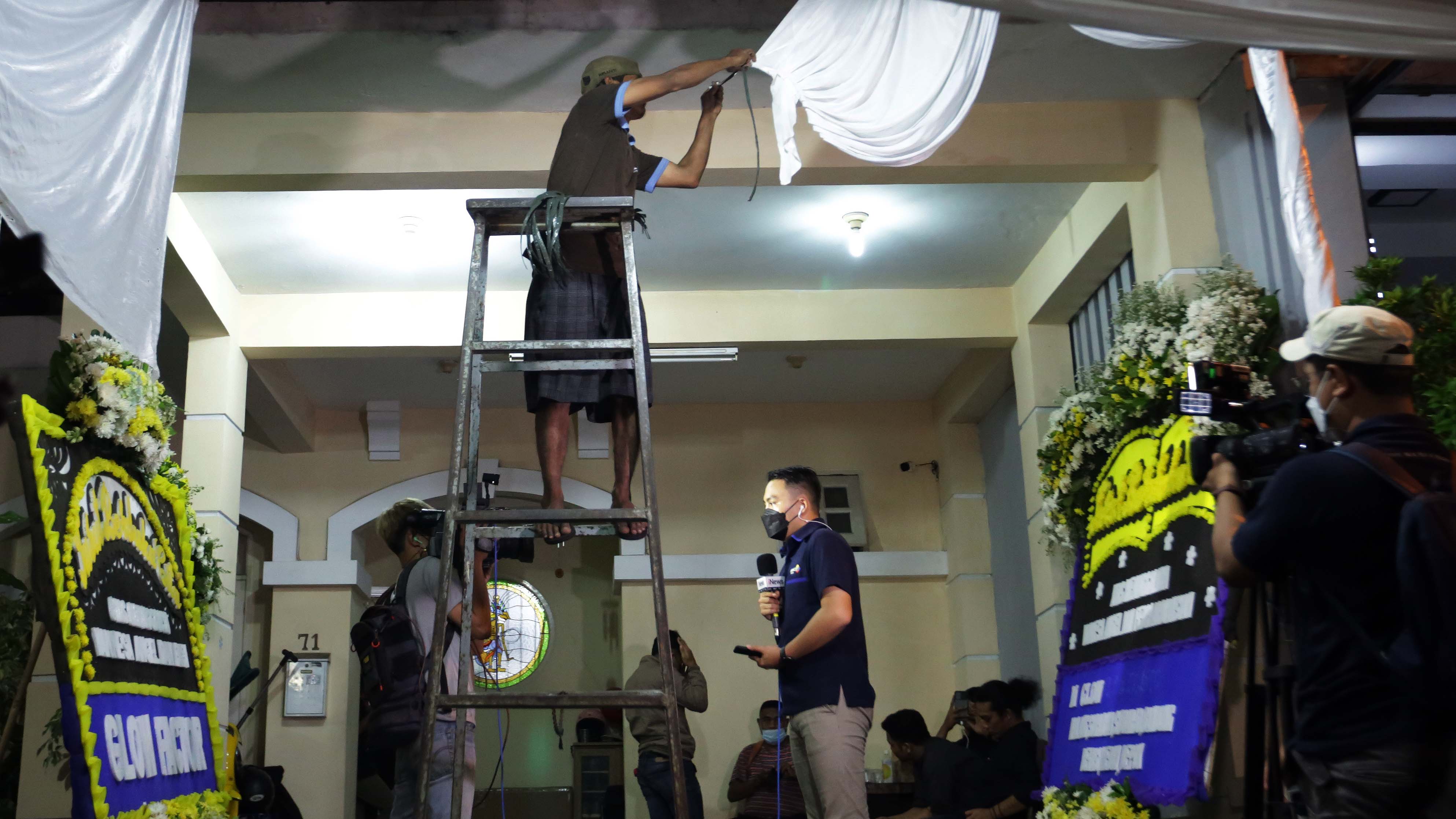 FOTO Suasana Rumah Duka Vanessa Angel: Menunggu Jenazah, Ramai Kedatangan Pelayat