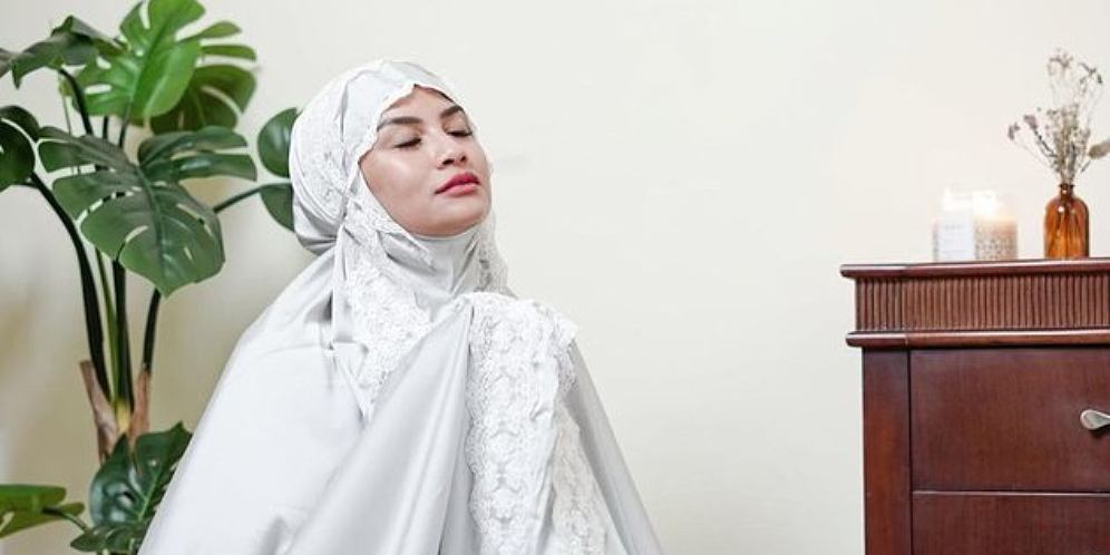 Cantiknya Mendiang Vannesa Angel dalam Balutan Hijab