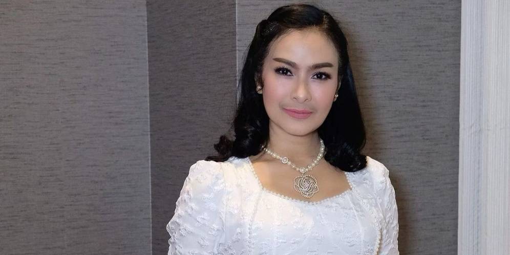 Busana `Pink Gonjreng` Iis Dahlia Digibahin Kiky Saputri dan Vega Darwanti