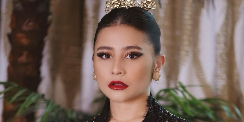 Penampilan Dramatis Prilly Latuconsina Berbalut Kebaya Hitam