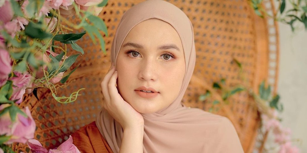 Ikuti Tutorial Kerudung Segiempat Simpel Selebgram Dwi Handayani