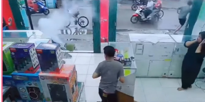 Viral Pria Lempar Tabung Gas Bocor ke Jalan Raya, Warganet 'Sekalian Lempar ke Rumah Mantan'