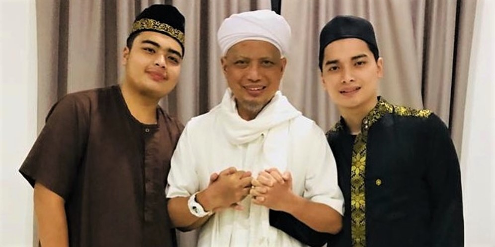 10 Potret Alvin Faiz Menangis Ditinggal Ameer Azzikra Selamanya, Terus Ciumi Jenazah Sang Adik!