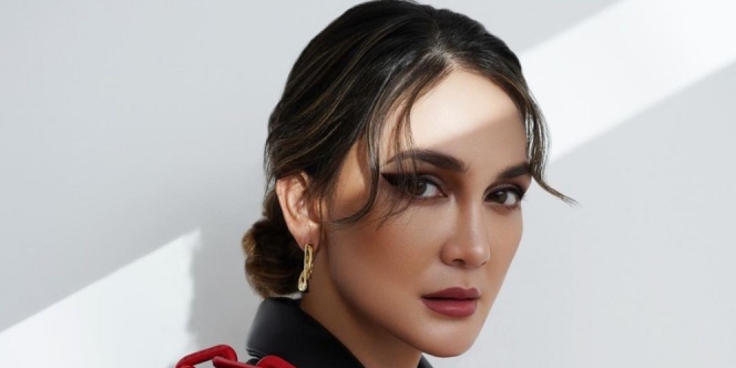 Pesona Luna Maya dalam Balutan Outfit Monokrom Hitam Putih di Indonesia Next Top Model