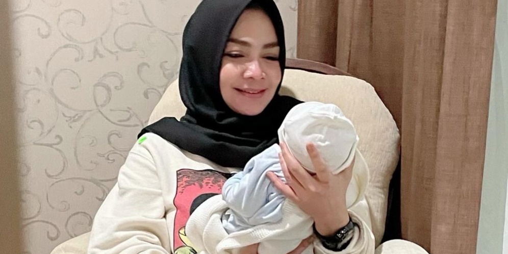 7 Momen Rieta Amilia Momong Baby Rayyanza, Wajahnya Bahagianya Kian Terpancar