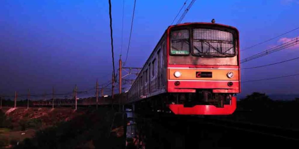 Viral, Masinis Santuy Hentikan Kereta Api di Perjalanan Buat Beli Makan di Warung