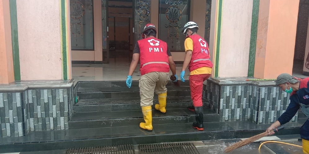 Relawan PMI Bergerak Bersihkan Masjid di Lokasi Bencana Gunung Semeru