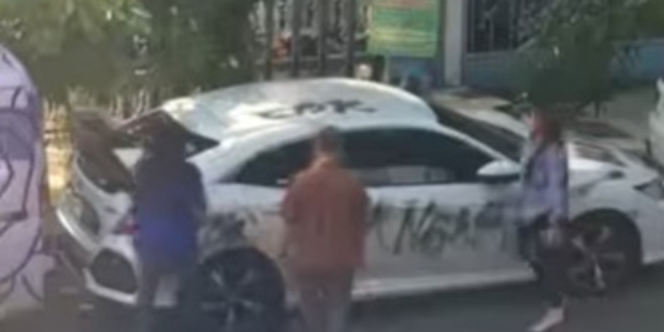 Viral Mobil Sedan Dicoret-coret Kata Makian saat Diparkir di Pinggir Jalan