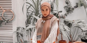 Hijab Simpel Zaskia Sungkar yang Bikin Tampilan Makin Kece