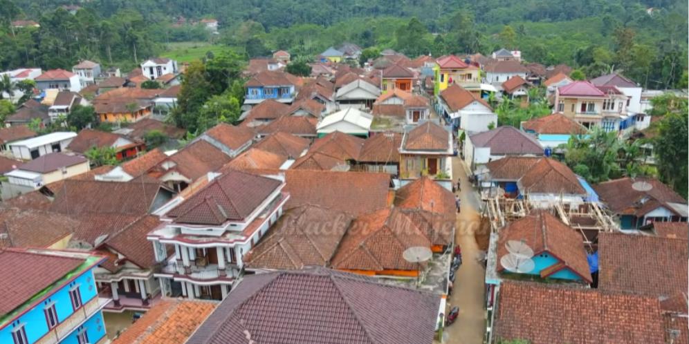 Potret Kampung 'Sultan' di Cilacap Penuh dengan Rumah Megah: Bangunan Kota Tapi Suasana Desa