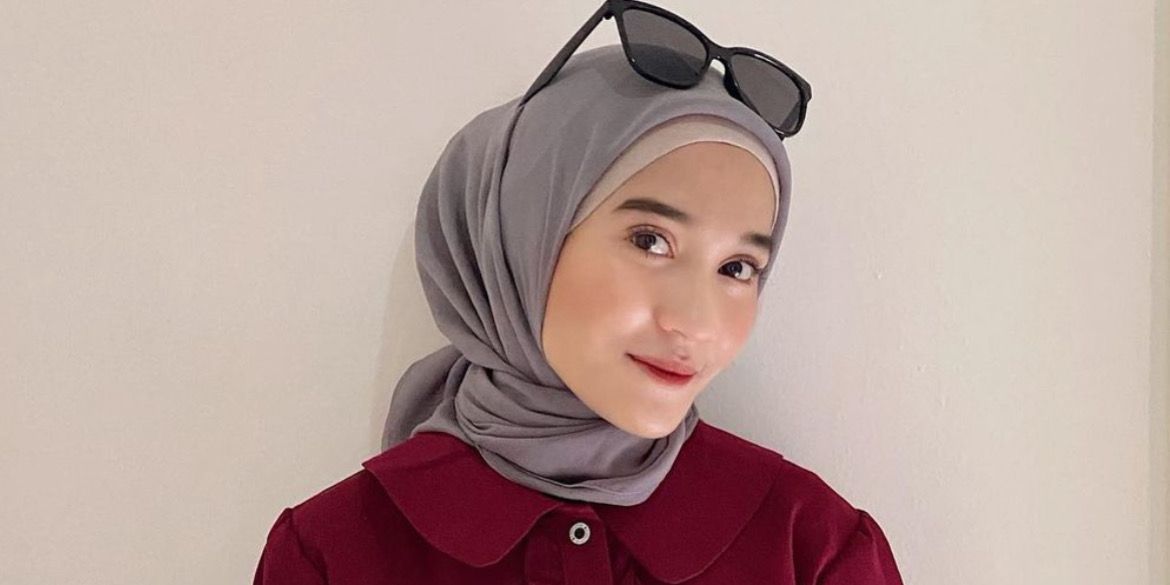 Inspirasi Padu Padan Hijab dengan Busana Merah Marun