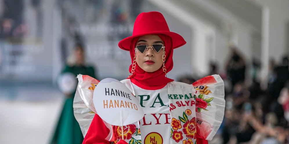 Busana Out of The Box Terinspirasi Karung Beras yang Fashionable di Fashion Parade IFC