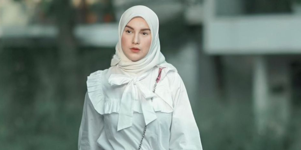 Gaya Hijab Irish Bella Pakai Rok Macan Tutul