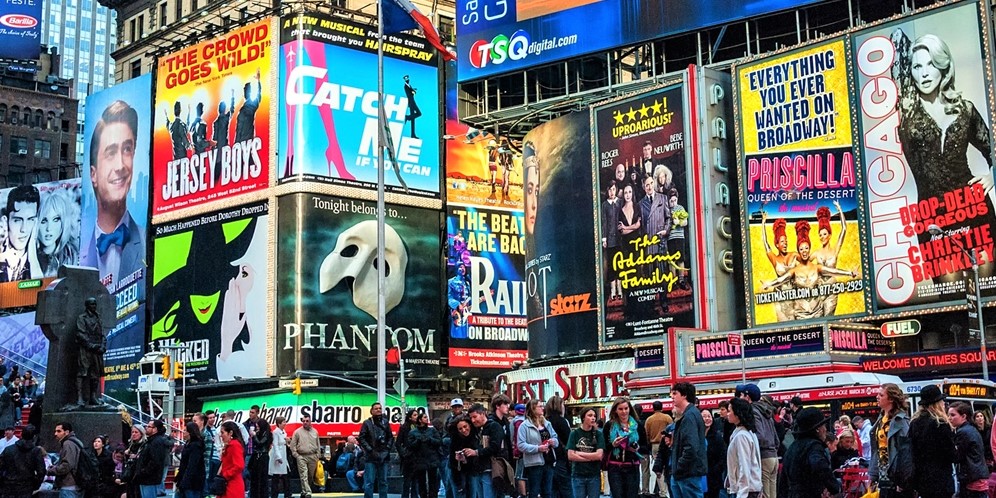 Covid-19 Melonjak, New York Tutup Teater Broadway Hingga Restoran