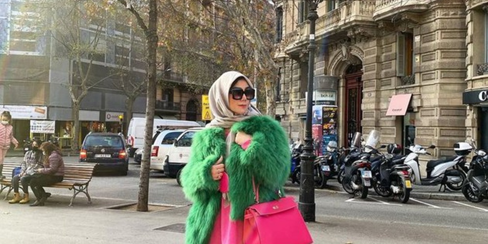 6 Potret Amy Qanita Saat Liburan Ke Barcelona, Outfitnya Kece Abis! Dikira Syahini