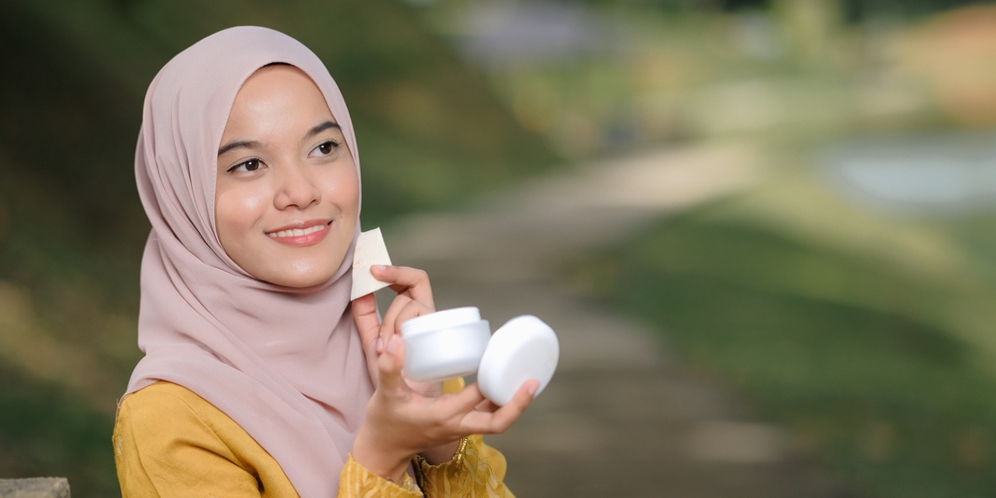 Trik Memakai Compact Powder Agar Riasan Tetap Glowing dan Tidak Mudah Luntur