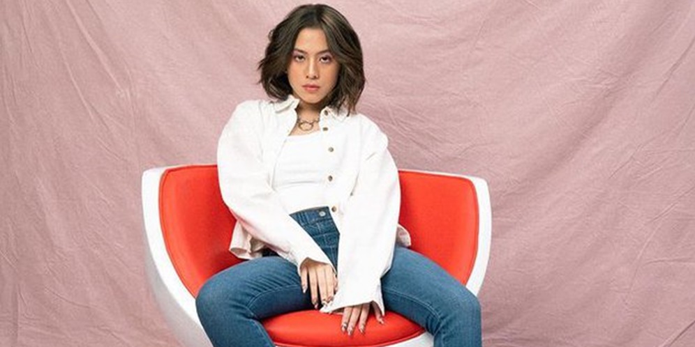 7 Gaya Adhisty Zara di Pemotretan Model Celana Jeans, Body Goals Banget!