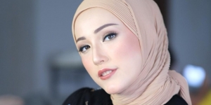Gaya Outfit Hijab Menawan Adelia Pasha, Mau Tiru?