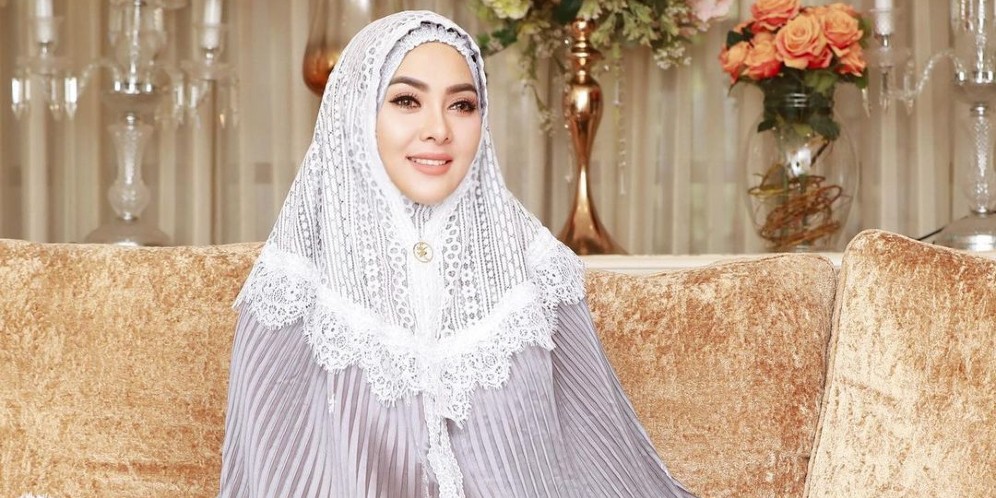 Koper Klasik Rp624 Juta Syahrini Buat Meja 'Remote' TV