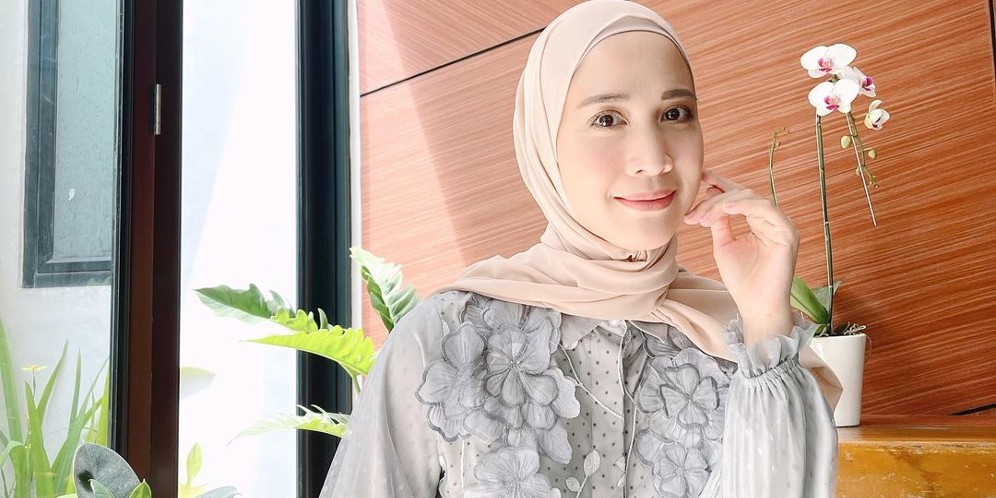 Gaya Hijab Fanny Fabriana saat Glamping di Bandung