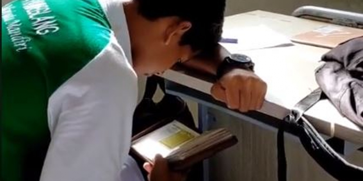 Teladan Banget Siswa Ini Tertunduk Baca Alquran Di Saat Jam Kosong Sekolah 3695