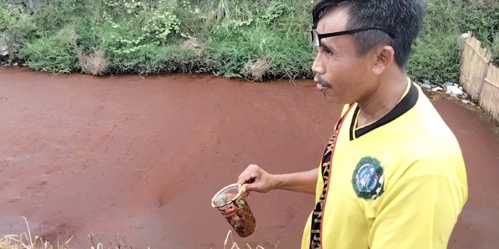 Geger Sungai di Mojokerto Berubah Warna Jadi Merah Darah