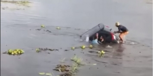 Mobil Avanza Tercebur dan Tenggelam di Rawa Sumsel, Tak Ada Korban Jiwa