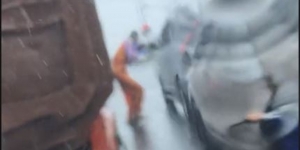 Sedih, Badut Sudah Joget dan Kehujanan Diabaikan Pengendara Mobil