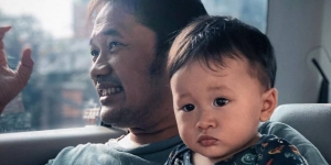 Foto Lucu Hanung Bramantyo dan Anak Bungsunya, yang Dibilang 'Versi Sachet'