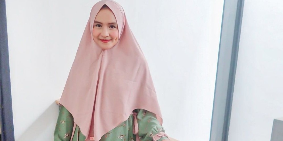 Outfit Hijab Nyaman ala Intan Nuraini Saat Traveling