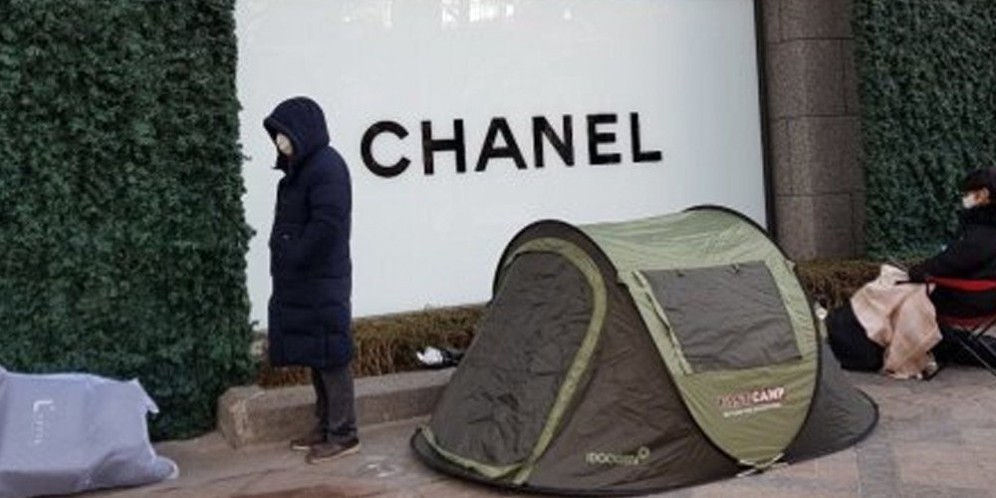 Penggila Chanel di Korea Antre 14 Jam Saat Salju, Sampai Bangun Tenda