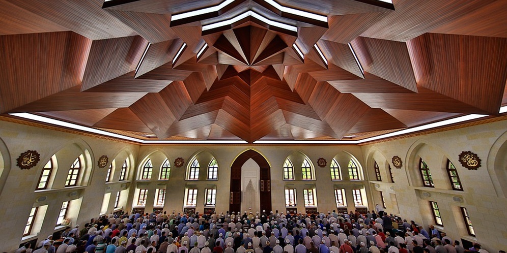 Tata Cara Sholat Tarawih 8 Rakaat Beserta Bacaan Niat, Doa dan Artinya