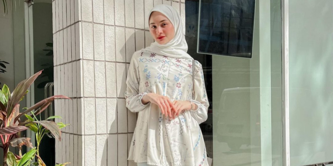 Outfit Hijab Santai Menawan ala Sabrina Sosiawan