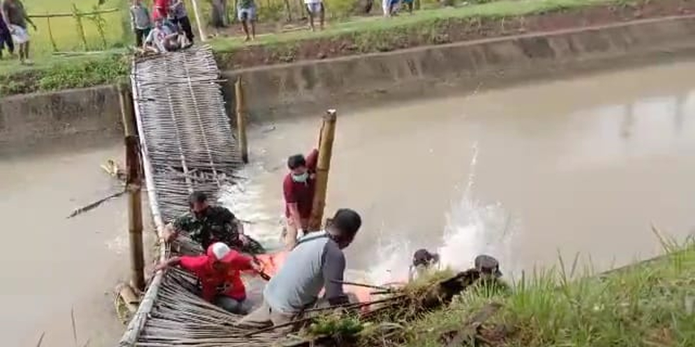 Jembatan Bambu Roboh Saat Evakuasi Jenazah Hanyut di Cilacap, Petugas Jatuh ke Sungai