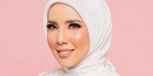 10 Potret April Jasmine Naik Moge Rp700 Juta ke Mall, Dihujat Netizen: Istri Ustaz Kok Riya