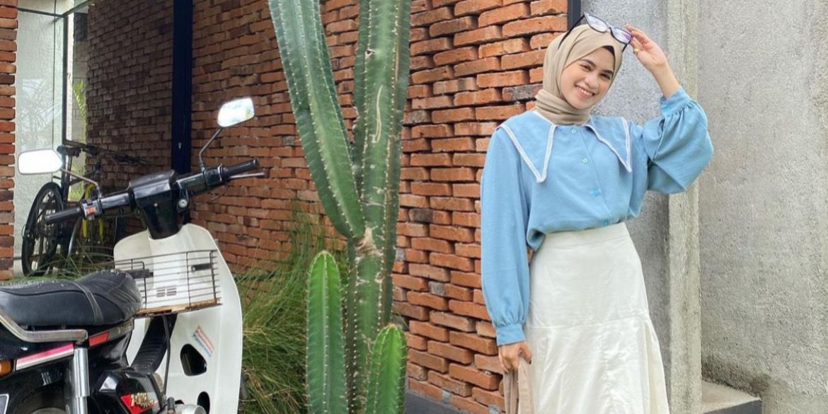 Paduan Blouse Biru & Rok pada Hijaber, Maksimalkan Tampilan Lembut