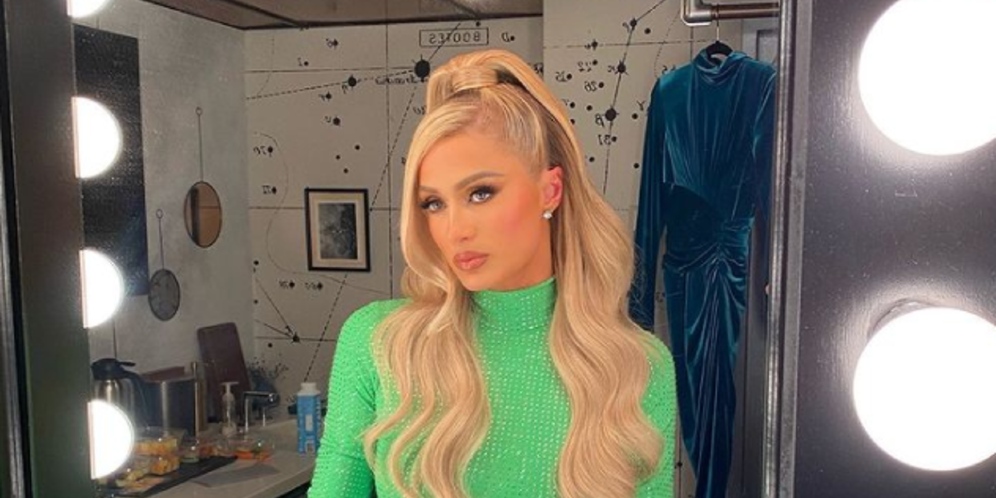 Paris Hilton Pakai Heels Beda Warna, Warganet 'Apa Ini Tren Baru?'