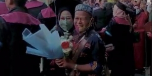 Bikin Nangis, Bapak Ini Sampai Lari-lari Demi Berikan Bunga ke Putrinya Sedang Wisuda