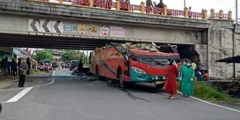 Kronologi Bus Hantam Jembatan Layang di Padang Panjang