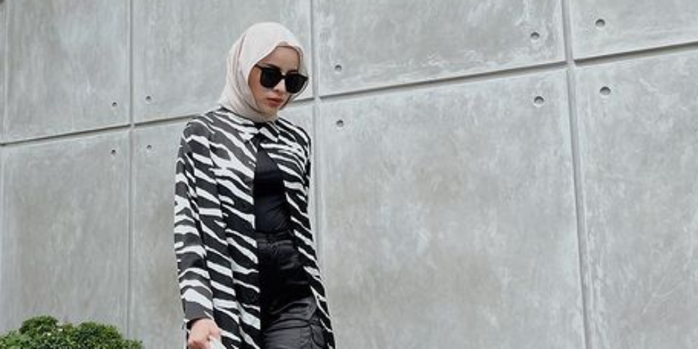 Inspirasi Outfit Animal Pattern ala Aghnia Punjabi, Stand Out dengan Motif Kulit Zebra