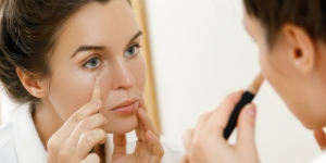 Trik Makeup, Bikin Concealer Anti Cracking