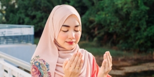 5 Doa Penenang Hati dan Pikiran, Amalan untuk Mengatasi Stres & Kegelisahan Hidup