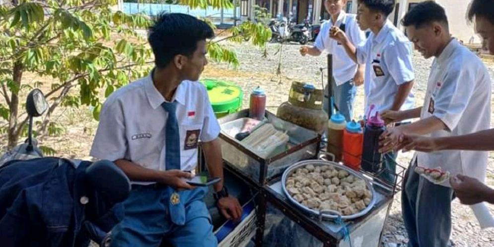 Hebat, Siswa SMK Ini Tak Malu Dagang Siomay di Sekolah Demi Bantu Keluarga