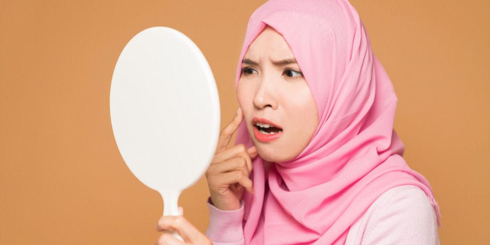 Tips Tutupi Kemerahan di Wajah dengan Makeup