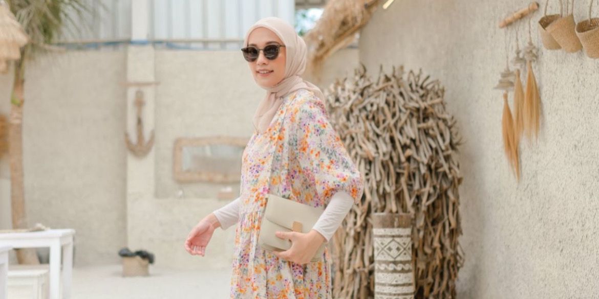 Inspirasi OOTD Hijab Mega Iskanti Main di Kafe ala Bali